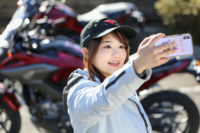 画像: ーーいつものなっちゃんは、コーナーを曲がる時はギアを合わせて、『モトジム』で言うところの“踏ん張ってる”感じで曲がってくと思うんだけど、DCTはそういう意味でしっかりトラクションかかってるのかなって不安になったりするところはなかった?