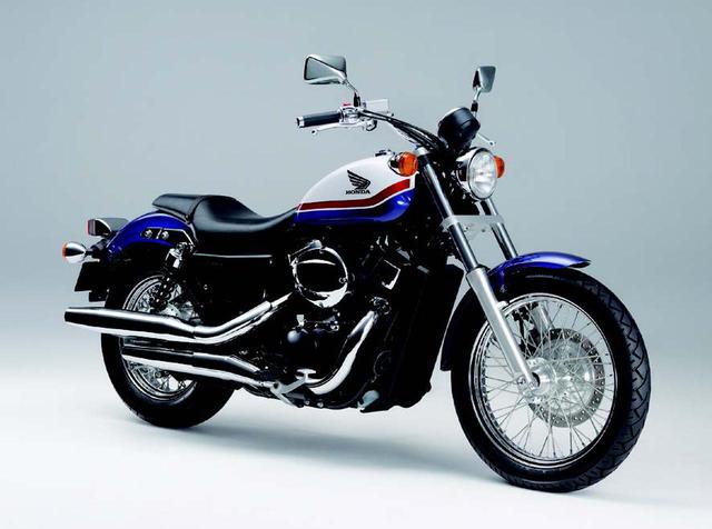 画像: ●水冷4ストOHC3バルブV型2気筒●745cc●42PS/5500rpm●6.0kg-m/3500rpm●232kg●100/90-19・150/80B16●74万9700円〜76万9650円