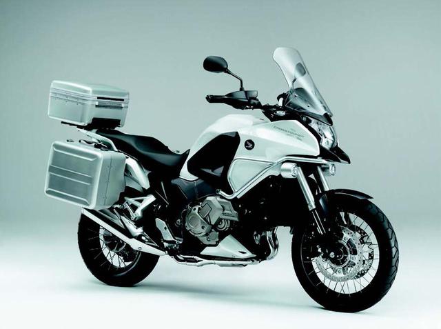 画像: ●水冷4ストOHC4バルブV型4気筒●1237cc●129.2PS/7750rpm●12.8kg-m/6500rpm●275kg/285kg(DCT)●110/80-R19・150/70R17●輸出車