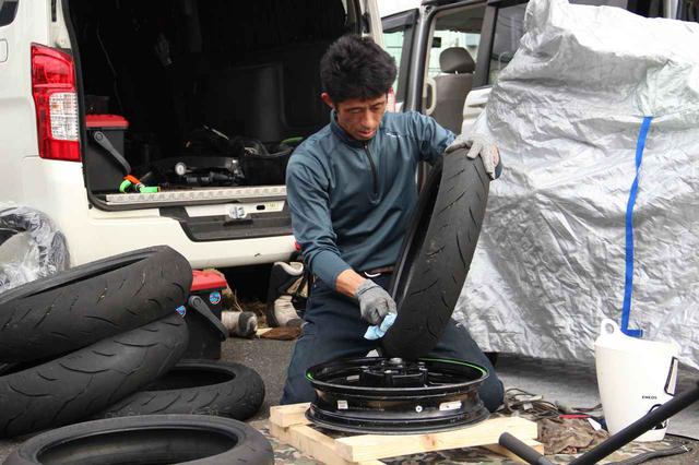 画像: タイヤ交換です