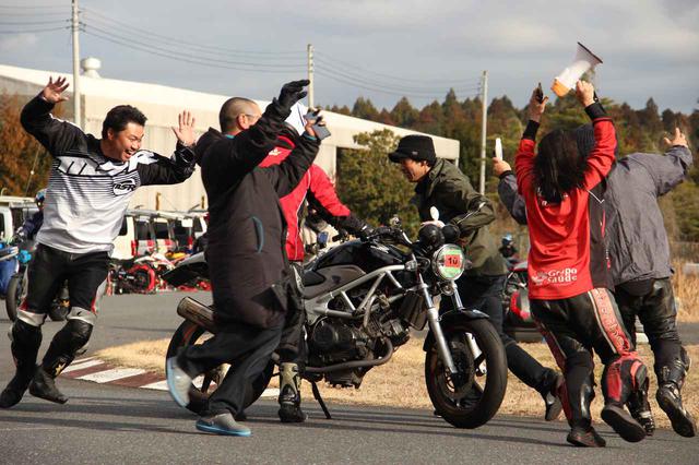 画像: 転んだ人を応援してるんですって!(>v<) (注:ジムカーナでの転倒は極低速なためケガはない場合がほとんどです。また転倒は日常茶飯事のため、ライダーはプロテクターなどを着用、バイクも壊れないようなカスタムをしています。)