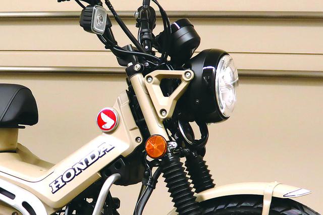 画像: メーターやLEDヘッドライトはモンキー125ユニットがベースになっているようです。また、往年の角形ユニットを意識したデザインのウインカーもLEDで、東京モーターショー2019で公開されたCT125のウインカーレンズはオレンジでしたが、今回初披露されたCT125 ハンターカブはクリアレンズになっていますね。