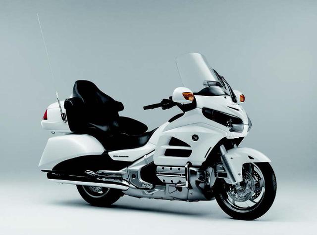 画像: ●水冷4ストOHC2バルブ水平対向6気筒●1832cc●109PS/5500rpm●16.4kg-m/4000rpm●417kg/425kg●130/70R18・180/60R16●228万9000円/278万2500円