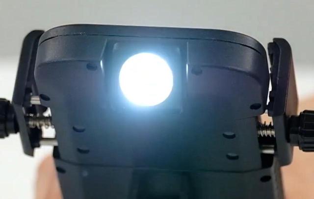 画像: なんとバイクマウントにLEDの懐中電灯機能が備わっています!