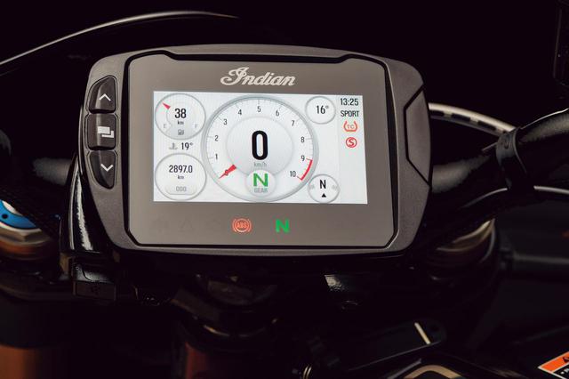 画像: FTR1200Sとレースレプリカのメーターは、4.3インチサイズのライドコマンドLCDタッチスクリーンディスプレイ。基本機能以外にも、多彩な電子制御システムのセッティングなどにも活用され、表示のカスタマイズも可能。Bluetooth機能も装備していて、スマホとの接続にも対応。