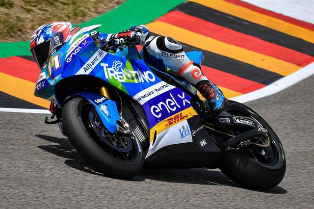 画像: 2019年から始まったMotoEワールドカップの初代王者、M.フェラーリ。エネルジカ・エゴ・コルサのワンメイクレースで、2020年度は5月から11月の間、7戦で競われる予定です。 www.motogp.com