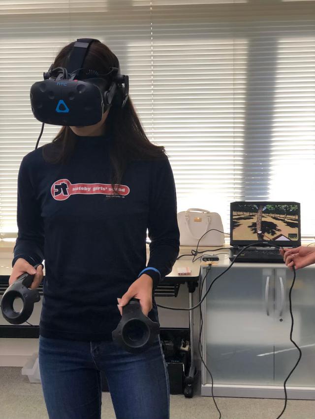 画像: 手に持ってる物で色々な動作をするので、思ってる以上に面白い動きをしたり、実際に歩くので誰でも不審者なみの動きになりますw(ゴーグル内には、モニターに映っている映像が流れています)