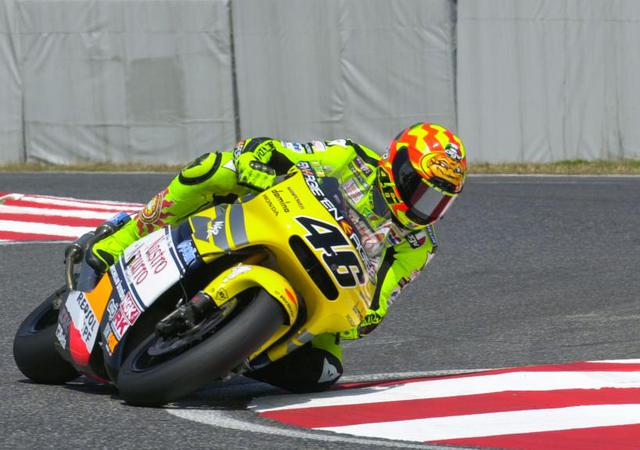 画像: 2001年、日本GP(鈴鹿)500ccクラスで、ホンダNSR500に乗り勝利したV.ロッシ。2ストロークV4エンジンを搭載するNSR500は、19年の間に10回の個人タイトル、9回のメーカータイトルを獲得した名機です。周知のとおり、2002年からは4ストローク車が参戦するmotoGPクラスがスタートし、今に至っています。 www.motogp.com