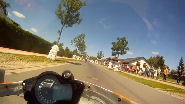 画像: パーマネントのショートサーキットではなく、市街地の一部を閉鎖して設けたコースなので、コースとなる車道と観客が並ぶ歩道の距離は非常に近いです! www.youtube.com