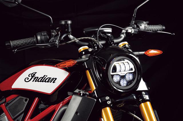 画像: コンパクトだが特徴的なデザインのヘッドライトが目立つフロントマスク。FTR1200Sとレースレプリカにはブラックのカバーが装着されている。ヘッドライト自体は高照度のLEDで、上側がロービーム、ハイビームでは全てが点灯。小さなウインカーも前後共にLEDだ。