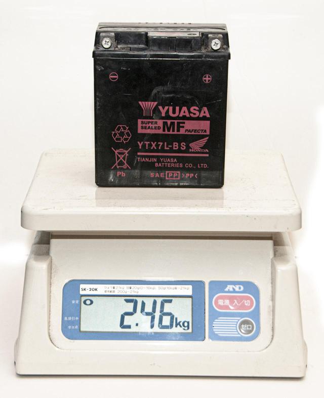 画像1: 純正バッテリーとリチウムイオンの「重さ比較」