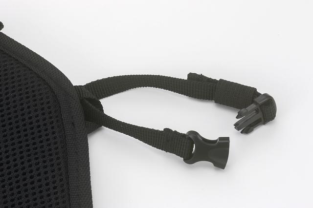 画像: 本体をデイパックのショルダーハーネスに固定する調整式ストラップ。ベルト幅×長さとも汎用性の高いサイズを採用している。