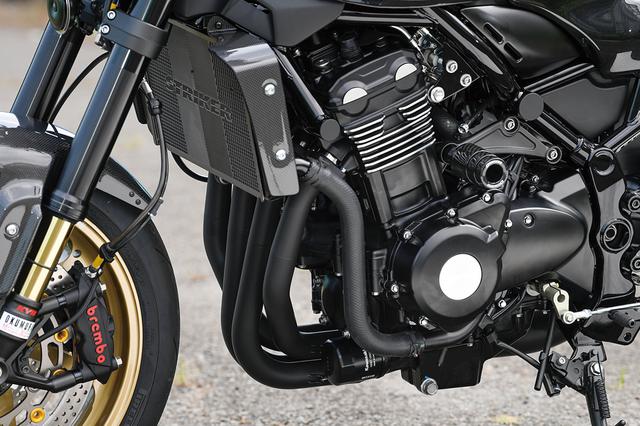 画像: 948ccの直4エンジンと吸気をつかさどるフューエルインジェクションはノーマルで、ラジエーターコアガードとSAD=ストライカーエアロデザイン・カーボンラジエーターサイドシュラウド(オプションメニュー)を追加した。ガードスライダー(黒またはシルバー)はベーシックパッケージに標準装備される。