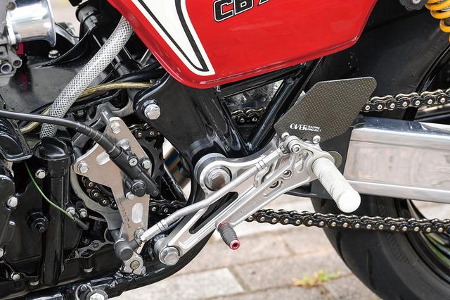 画像: ステップはオーヴァーレーシング製を装着。フレーム補強に関しては、普段のタジマスペシャルCB-F(20カ所)より数を減らした10カ所だが、吟味して施工されている。