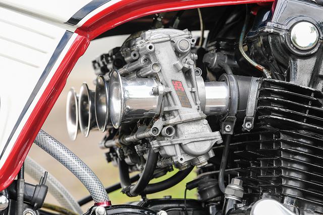 画像: キャブレターはケーヒンFCRφ35mm+KEINZ製ファンネル。車体下側をきれいに這わせた排気系はテックサーフ製のチタン4-1。