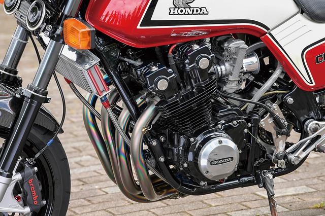 画像: エンジンはCB750FCをベースに、オーベルコートで表面処理(二硫化モリブデンフッ素コート加工)した純正ピストンにCB900Fカムを組む。ほかにもクランクの1.75kg軽量化/研磨処理/バランス取り、ポート加工等を行ったタジマスペシャルメニューが施されている。