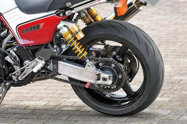 画像: スイングアームは17インチ化で適正数値を持つXJR1200用の加工品。3本スポークのホイールはCBR600RRからの純正流用で、前後サイズは3.50-17/5.50-17インチ。