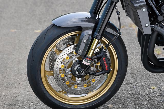 画像: このコンプリート1号車では、オーナーからのオーダーにより、ビトーR&DのMAGTAN JB4ホイール(3.50-17/5.50-17サイズ)を履く。ラジアルキャリパーもオプション品となっている。