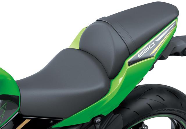画像: 従来モデルから変更されたタンデムシート形状。よりタンデムライダーの快適性が向上している。シート高に変更はない。