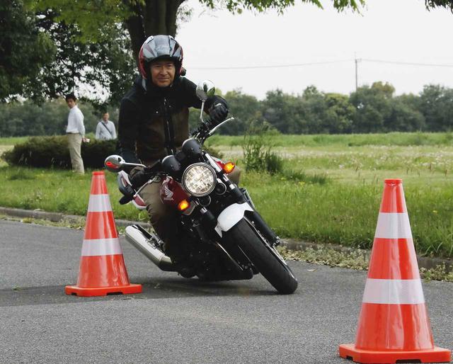 画像: CB400SFもウインカーポジションランプが以前からずっと装備されている。ウインカー入力すると、片方が点滅。残った方はそのまま点灯。これがホンダ式。