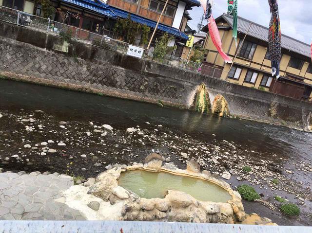 画像: ガニ湯は河原にある無料の露天風呂。