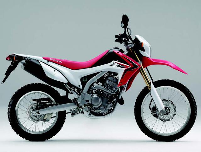 画像: ●水冷4ストDOHC4バルブ単気筒●249cc●23PS/8500rpm●2.2kg-m/7000rpm●143kg●3.00-21・120/80-18●44万9400円