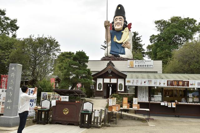 画像: 大前神社の隣に鎮座する恵比寿神社。神社の上にはなんと、強烈な存在感を放つ巨大なえびす様! 離れたところからでも、スグに神社の場所がわかります。