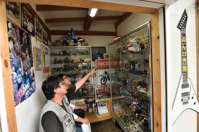 画像: 境内の一角に「のんび里館」というスペースがあります。こちらも、バイクや車に関するマニアックなものがたくさんありました。そのほか懐かしいバイクグッズや、プラモデルなども。全てにストーリーがあり、人の想いが込められていました。忘れていましたが、ここは神社の境内!