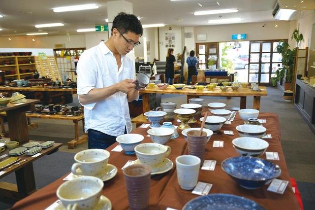 画像: 真岡市のすぐ隣に位置しているのが、焼き物で有名な益子町。江戸時代末期に始まったと言われている益子焼。窯元共販センターの売り場は、数えきれない陶器が。人間国宝作のものから手軽なものまであって、時間を忘れてしまう程でした。