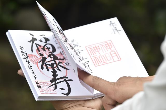 画像: 蛇腹式になっている御朱印帳。一説には、写真のように指を入れてめくるのが、正しい方法なのだとか。 この方法でめくると、表面に手垢をつけずに済むというのが理由だそうです。