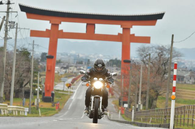 画像: 1日に何社も巡ることがあります。だからこそ大切なのはフットワークの軽さ。狭い道や駐停車のしやすさなど、神社巡りの相棒はバイクに勝るものなし!