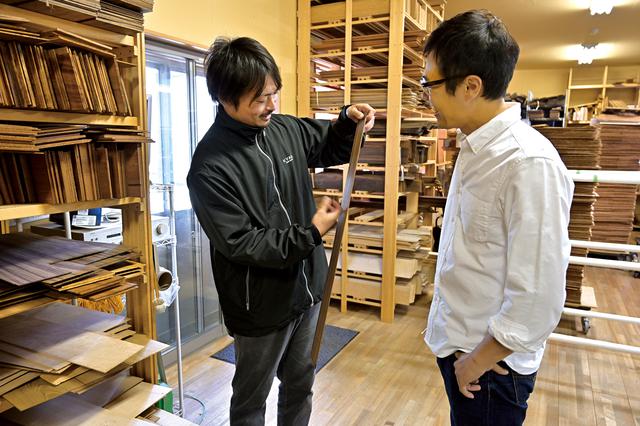 画像: 乾燥され、適正な形にカットされた木材。この状態の木を叩くだけでも、職人さんは完成時の音を予想できるそうです。