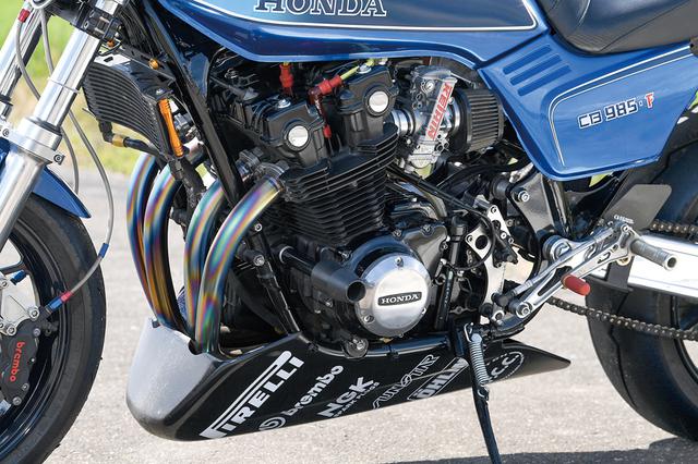 画像: エンジンはワイセコφ67.5mmピストンによる985cc仕様(CB900Fのノーマルは901cc)とした。内圧コントロールバルブ・T-REVでエンジンブレーキの低減も図る。