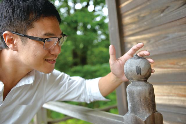 画像: 一見、何の変哲も無い神社ですが、そこはやっぱり「こけし神社」です。近づいてみると、柱にある擬宝珠(ぎぼし)などいたるところに「こけし」が散りばめられていました。職人さんや地元の人たちの、こけしに対する想いを感じますね。