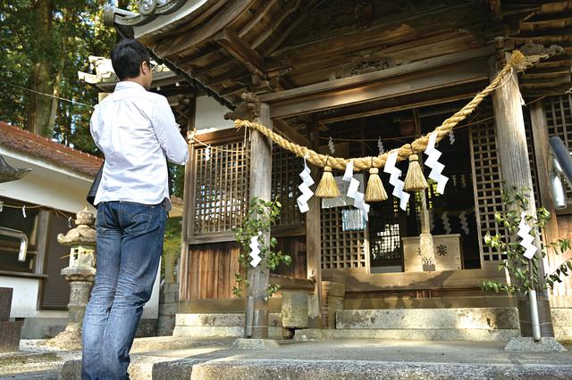 画像: 八王子神社 岐阜県瑞浪市陶町大川716 斜面を背に建つ、お社。世界一の狛犬があるからか、小さい神社ながら参拝者が絶えませんでした。