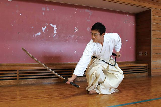 画像: 二十代の時から続けている居合道の稽古。まさか現代の生活で刀を使う機会はありませんが、勝負の挑み方や勝ち方など、仕事や生活に生かせる発見が数多くあるのが魅力です。