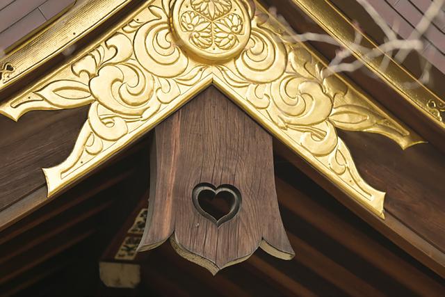 画像: 愛宕神社が祀る社殿の懸魚(げぎょ)にあるハート型は、火を見つける猪目(いのめ)を意味しています。猪はとても火に敏感で、山火事になると真っ先に逃げ出す性質があるからです。