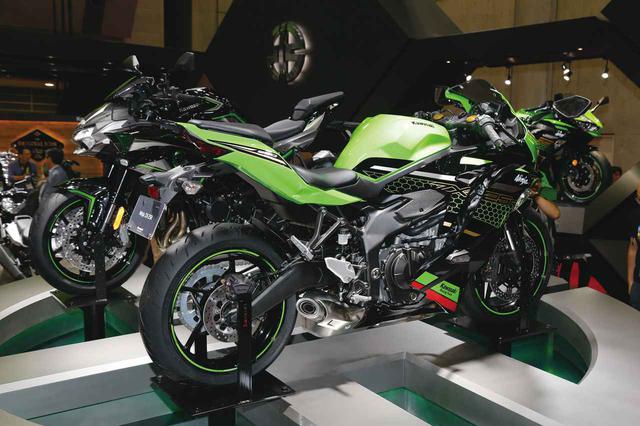 画像: 絞り込まれたテールカウル。タンデムシートはニンジャ250とは異なる形状となる。