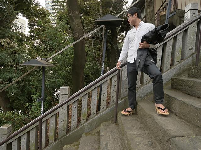 画像: 四国・丸亀藩の家臣、曲垣平九郎(まがきへいくろう)の故事にちなみ、「出世の石段」(男坂)と呼ばれる石段は、登りながら息が切れるほど急勾配!正面向かって右側には、傾斜の緩やかな「女坂」の階段もあります。