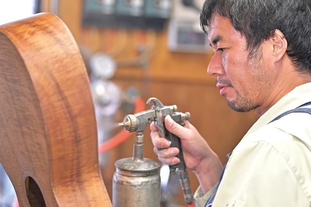 画像: 何層もの塗装工程も全て手作業。