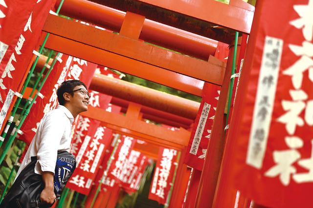 画像: 鳥居とともに多くあったのは、奉納された旗。無数に重なるその様子は神秘的。