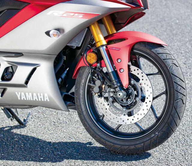 画像: 2019年に登場した2代目になって採用された倒立フォーク。YZF-Rシリーズ共通のロングリアアームも採用。