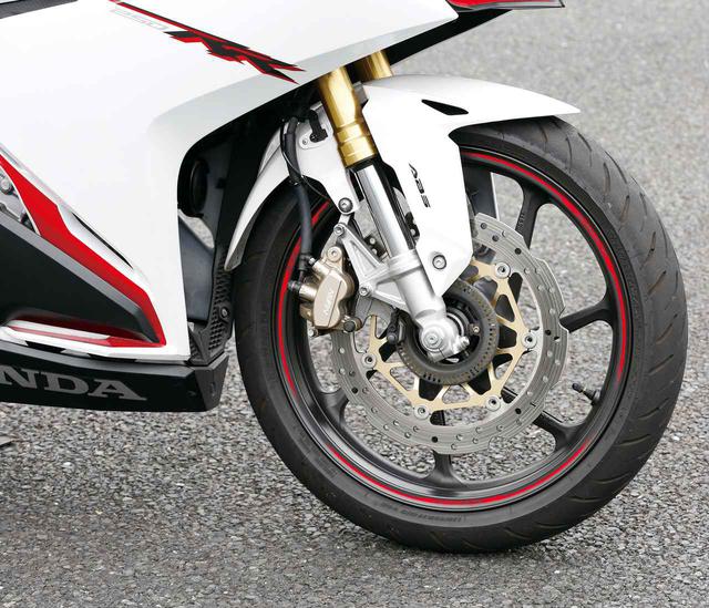 画像: いち早く倒立フォークを採用した。ブレーキはフロントφ310㎜とリアφ240㎜。