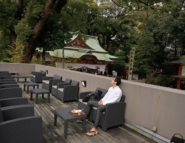 画像: 境内参集殿脇に併設された茶寮『報鼓(ほうこ)』。麦こがし入りおしるこ、橙(だいだい)のシフォンケーキなど、神饌にちなんだスイーツや、こだわりの堀口珈琲が楽しめます。 また、五感を感じる境内つくりの一環として開発された、楠の樟脳の香りを主とする來宮神社オリジナルアロマオイル『SOU(創・想・爽)』を提供しています。