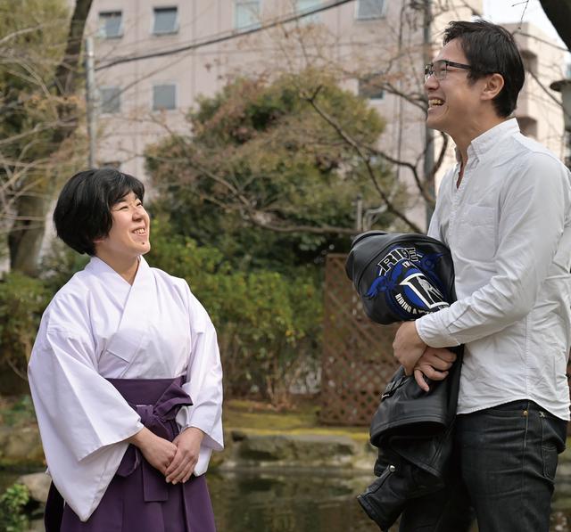 画像: お話を聞かせてくださった、愛宕神社・禰宜(ねぎ)の松岡由里子さん。「神様を敬う気持ちを忘れなければ、参拝方法のルールにガチガチに縛られて考える必要はないと思いますよ」と教えてくださいました。そう、参拝でもっとも大切なことは、真摯な気持ちなのです!