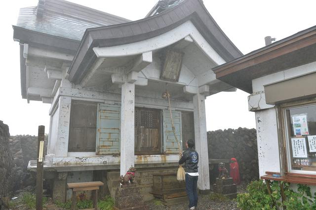 画像: 蔵王連峰の宮城県側、刈田岳の山頂に鎮座しています。夏季の間、御神体が里宮からこちらへ移られているそうです。山頂付近への道路も、この期間中しか通行出来ません。タイミングが許せば、ぜひ参拝していただきたい神社です。