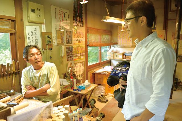 画像: タイミングが良ければ、こけし村の敷地内にある工房で、職人さんの作業を見学する事が出来ます。職人さんの手元を近くで見れたり、伝統工芸に携わる人に直接お話を伺えたのは、いい経験になりました。