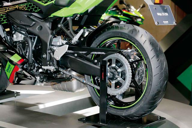 画像: リアショックは兄貴分のZX-10Rと同様のホリゾンタルマウント。カワサキの250では初となる、ビッグバイク顔負けの装備だ。