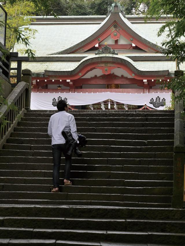 画像: 本殿への階段を上る。來宮神社は急坂に囲まれており、この日がCB1000Rの初乗りだった僕は、雨+急坂の連続に少々緊張でした(笑)。