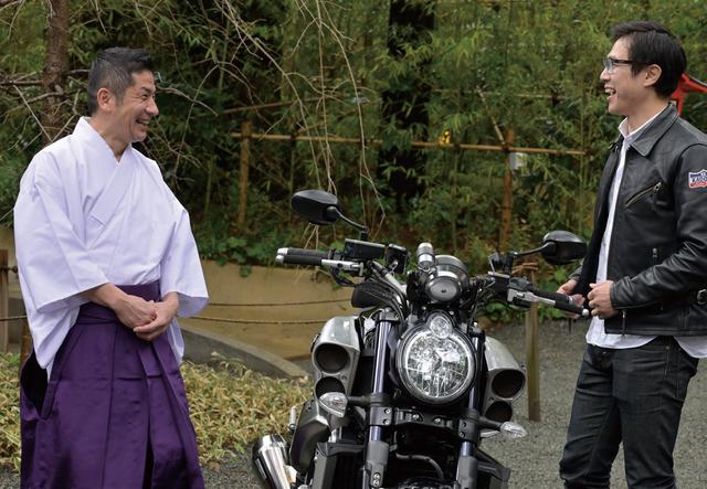 画像: 取材日は朝から冷たい雨でしたが、來宮神社に着く直前に雨が上がりました。これもご利益⁉ 温かく出迎えてくださった宮司の雨宮さんと、自然とバイクトークが弾みます。